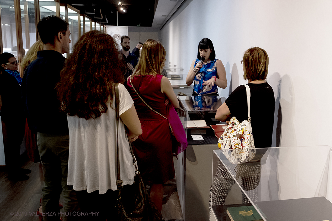 _DSF0200.jpg - 06/07/2019. Torino, attraverso un percorso tematico suddiviso in tre distinte sezioni sono messi in mostra i volumi piÃ¹ rappresentativi presenti presso la Biblioteca Nazionale Universitaria di Torino, che rappresentano una raccolta preziosa non solo per le legature pregiate, ma anche per la varietÃ  di argomenti in essa racchiusi.La mostra vuole anche raccontare la storia ed i gusti letterari di una regina che, a quasi cento anni dalla sua scomparsa, continua a esercitare quel fascino magnetico per cui fu coniato un vero e proprio neologismo: il margheritismo, da cui furono affascinati letterati italiani e stranieri. Nella foto visita guidata alla mostra della curatrice Giorgia Sannibale.