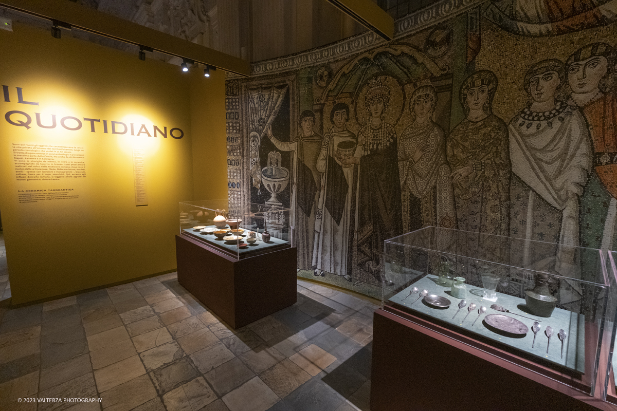_DSF4338.jpg - 09/05/2023. Torino. In esposizzione dal 10 Maggio al 28 Agosto 2023 Oltre 350 opere - sculture, mosaici, affreschi, vasellami, sigilli e monete, straordinari manufatti in ceramica, smalti, oggetti dâ€™argento, preziose gemme e oreficerie, pregevoli elementi architettonici. Nella foto l'area tematica  Il quotidiano  in mostra oggetti dâ€™uso quotidiano e gioielli