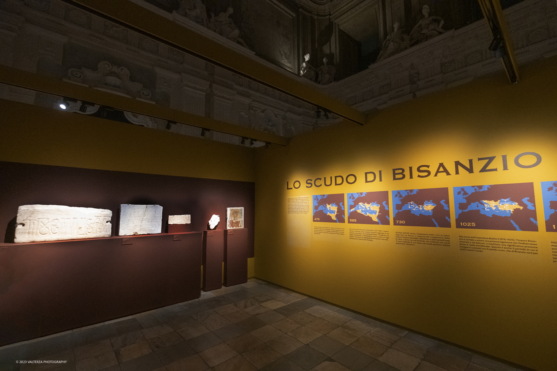 _DSF4410.jpg - 09/05/2023. Torino. In esposizzione dal 10 Maggio al 28 Agosto 2023 Oltre 350 opere - sculture, mosaici, affreschi, vasellami, sigilli e monete, straordinari manufatti in ceramica, smalti, oggetti dâ€™argento, preziose gemme e oreficerie, pregevoli elementi architettonici. Nella foto area tematica Lo scudo di Bisanzio (esercito, burocrazia, imperatore e corte)