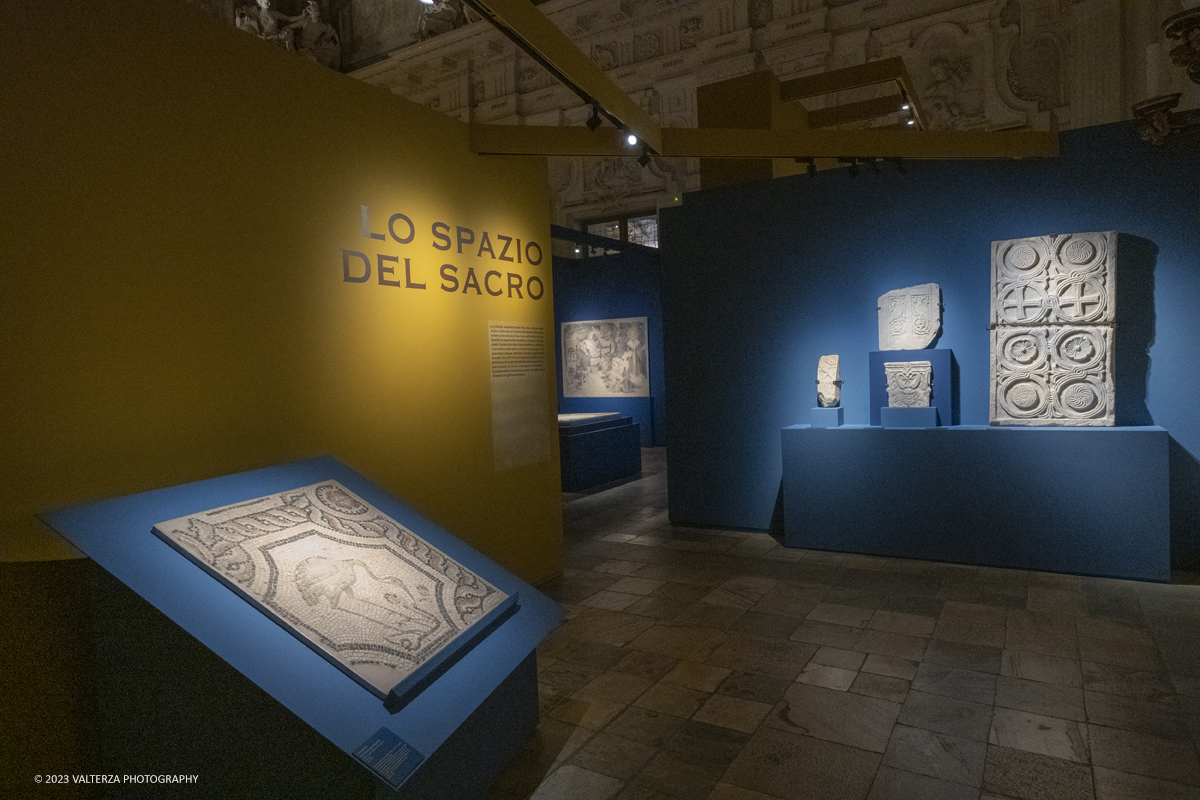 _DSF4530.jpg - 09/05/2023. Torino. In esposizzione dal 10 Maggio al 28 Agosto 2023 Oltre 350 opere - sculture, mosaici, affreschi, vasellami, sigilli e monete, straordinari manufatti in ceramica, smalti, oggetti dâ€™argento, preziose gemme e oreficerie, pregevoli elementi architettonici. Nella foto area tematica Lo spazio del sacro (arredo liturgico e iscrizioni funerarie)
