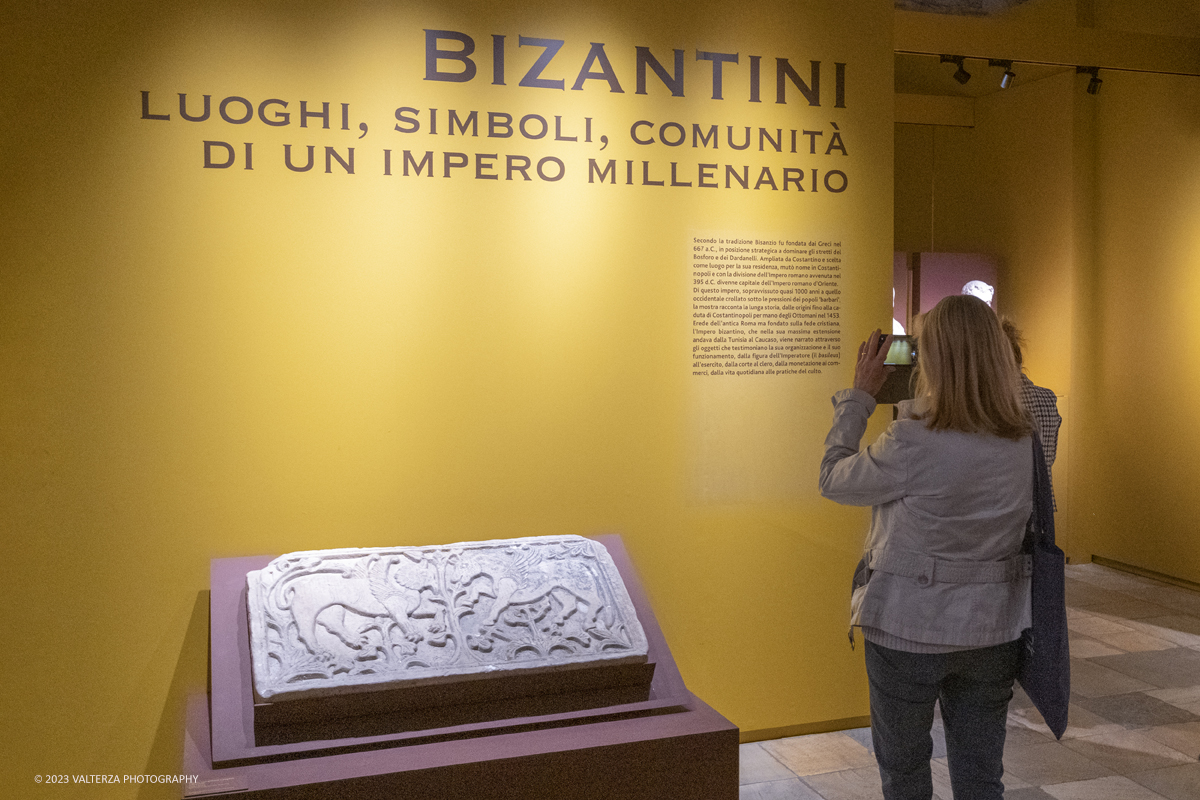 _DSF4635.jpg - 09/05/2023. Torino. In esposizzione dal 10 Maggio al 28 Agosto 2023 Oltre 350 opere - sculture, mosaici, affreschi, vasellami, sigilli e monete, straordinari manufatti in ceramica, smalti, oggetti dâ€™argento, preziose gemme e oreficerie, pregevoli elementi architettonici. Nella foto in visita alla mostra