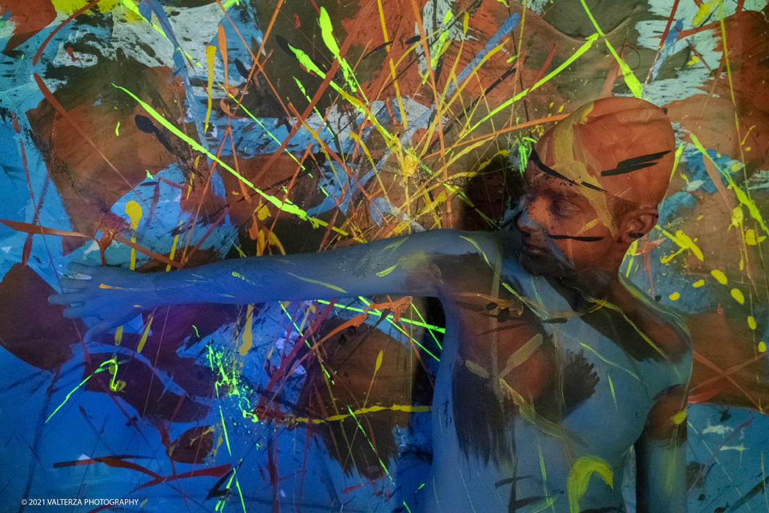 _DSF0966.jpg - 23/10/2021. Grugliasco. "RIFLESSIONI" mostra personale di Nico Biso con Live bodypainting by Stella Grossu. Nella foto bodypainting ultimato