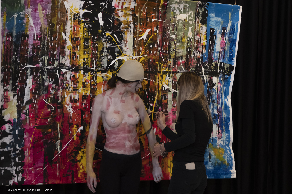 _DSF5197.jpg - 23/10/2021. Grugliasco. "RIFLESSIONI" mostra personale di Nico Biso con Live bodypainting by Stella Grossu. Nella foto bodypainting in progress