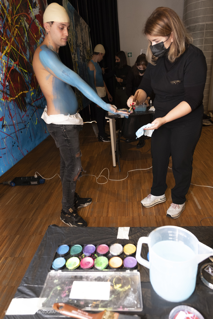 _DSF5199.jpg - 23/10/2021. Grugliasco. "RIFLESSIONI" mostra personale di Nico Biso con Live bodypainting by Stella Grossu. Nella foto bodypainting in progress