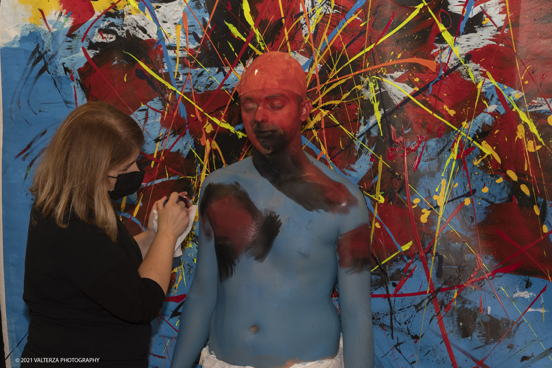 _DSF5297.jpg - 23/10/2021. Grugliasco. "RIFLESSIONI" mostra personale di Nico Biso con Live bodypainting by Stella Grossu. Nella foto bodypainting in progress