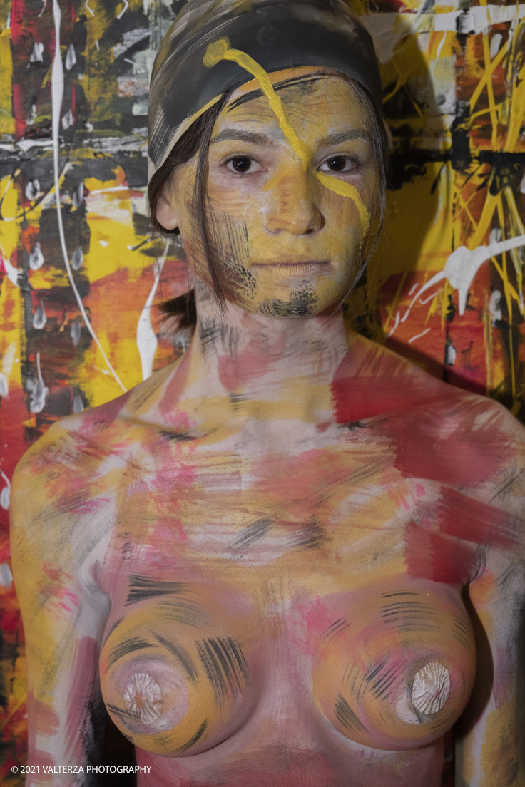 _DSF5316.jpg - 23/10/2021. Grugliasco. "RIFLESSIONI" mostra personale di Nico Biso con Live bodypainting by Stella Grossu. Nella foto bodypainting in progress