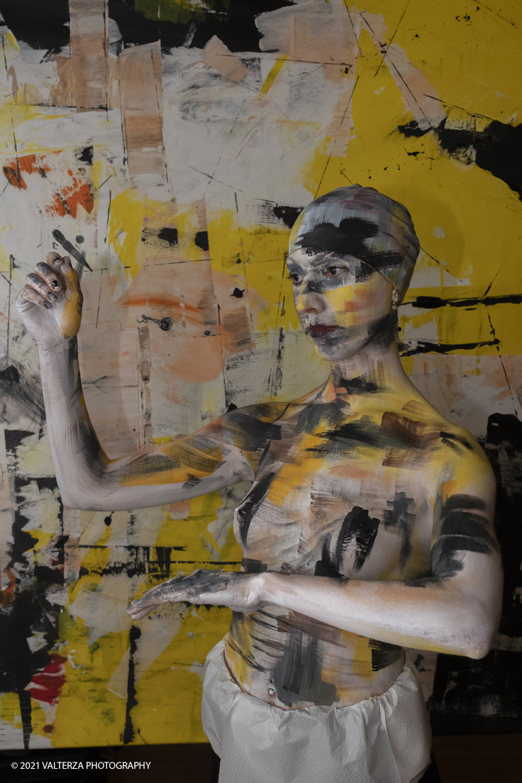 _DSF5329.jpg - 23/10/2021. Grugliasco. "RIFLESSIONI" mostra personale di Nico Biso con Live bodypainting by Stella Grossu. Nella foto bodypainting in progress