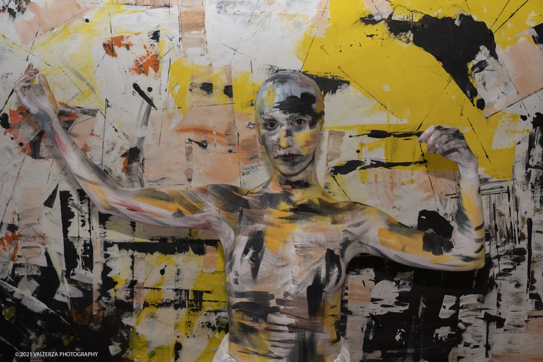 _DSF5344.jpg - 23/10/2021. Grugliasco. "RIFLESSIONI" mostra personale di Nico Biso con Live bodypainting by Stella Grossu. Nella foto bodypainting in progress