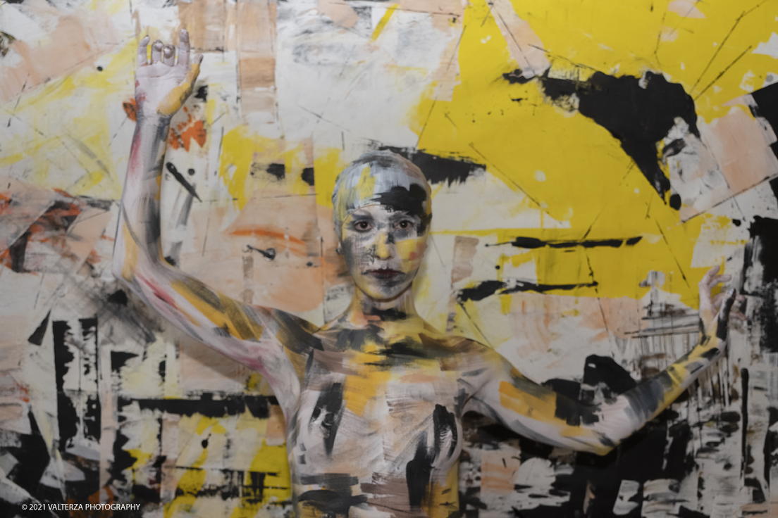 _DSF5355.jpg - 23/10/2021. Grugliasco. "RIFLESSIONI" mostra personale di Nico Biso con Live bodypainting by Stella Grossu. Nella foto bodypainting in progress