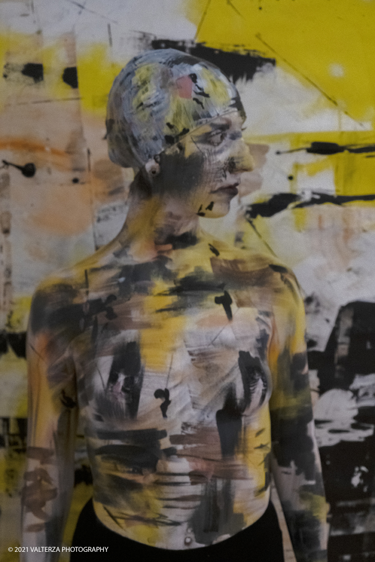 _DSF5431.jpg - 23/10/2021. Grugliasco. "RIFLESSIONI" mostra personale di Nico Biso con Live bodypainting by Stella Grossu. Nella foto bodypainting in progress