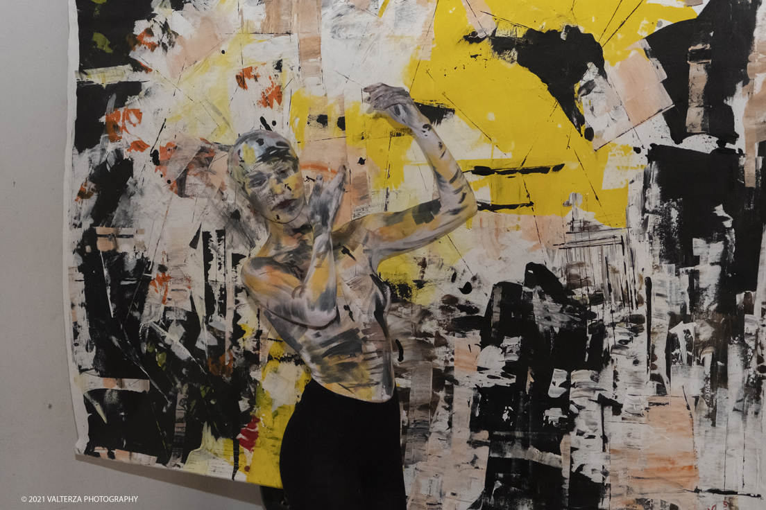 _DSF5515.jpg - 23/10/2021. Grugliasco. "RIFLESSIONI" mostra personale di Nico Biso con Live bodypainting by Stella Grossu. Nella foto la sessione di live bodypainting