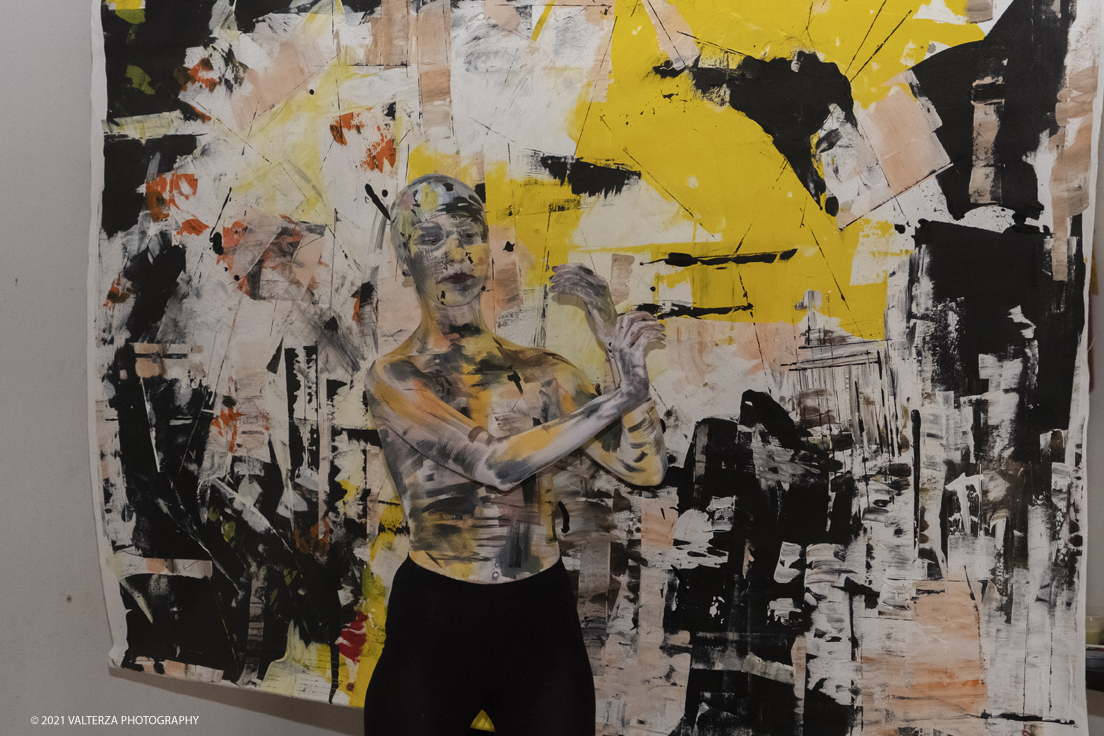 _DSF5516.jpg - 23/10/2021. Grugliasco. "RIFLESSIONI" mostra personale di Nico Biso con Live bodypainting by Stella Grossu. Nella foto la sessione di live bodypainting