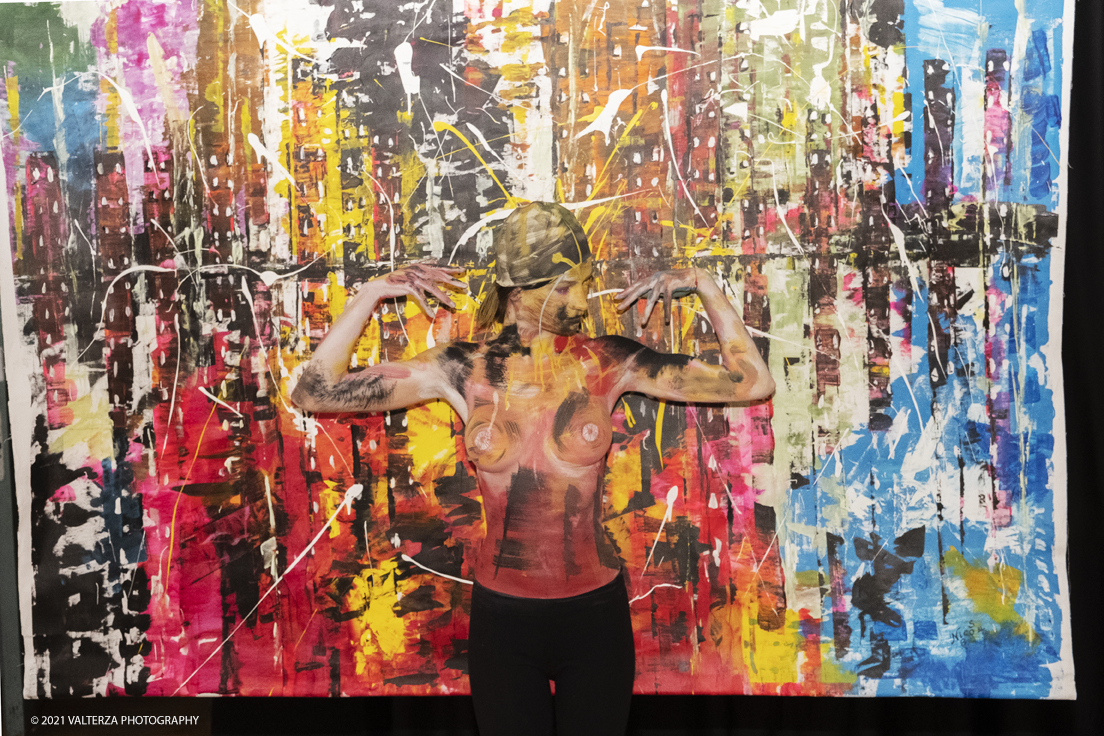 _DSF5524.jpg - 23/10/2021. Grugliasco. "RIFLESSIONI" mostra personale di Nico Biso con Live bodypainting by Stella Grossu. Nella foto la sessione di live bodypainting