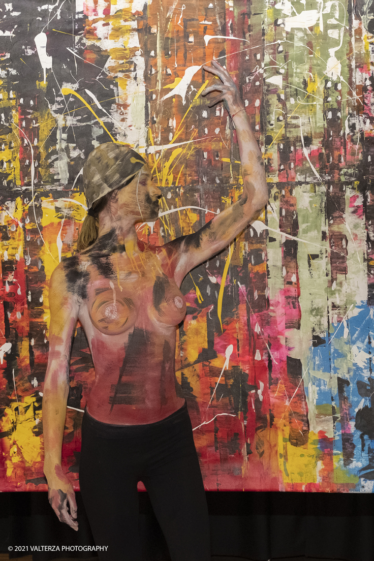 _DSF5525-2.jpg - 23/10/2021. Grugliasco. "RIFLESSIONI" mostra personale di Nico Biso con Live bodypainting by Stella Grossu. Nella foto la sessione di live bodypainting