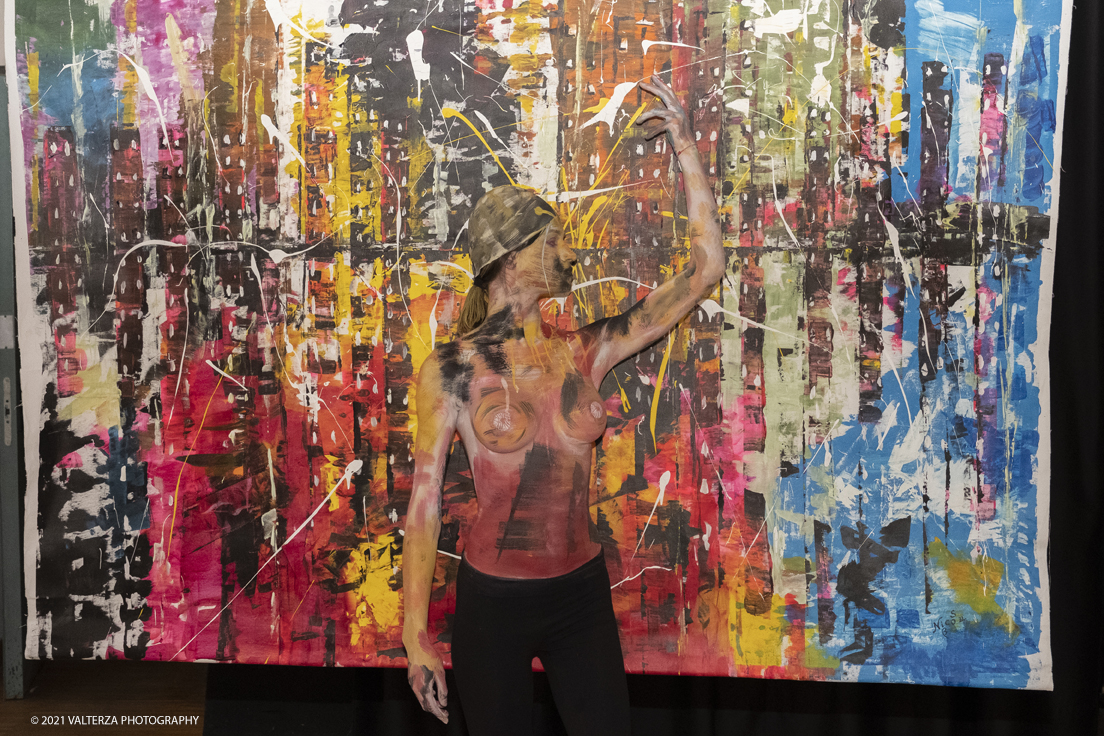 _DSF5525.jpg - 23/10/2021. Grugliasco. "RIFLESSIONI" mostra personale di Nico Biso con Live bodypainting by Stella Grossu. Nella foto la sessione di live bodypainting