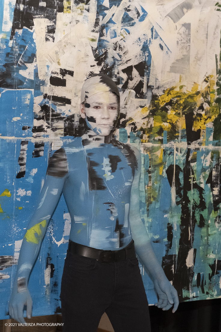_DSF5534.jpg - 23/10/2021. Grugliasco. "RIFLESSIONI" mostra personale di Nico Biso con Live bodypainting by Stella Grossu. Nella foto la sessione di live bodypainting