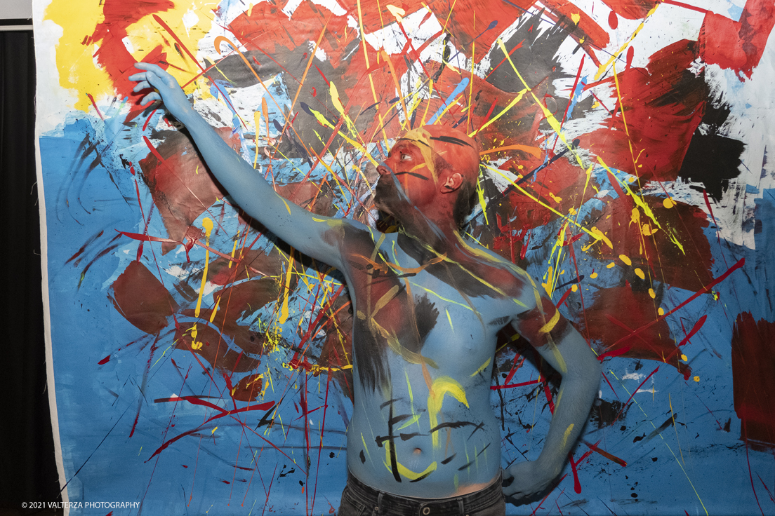 _DSF5548.jpg - 23/10/2021. Grugliasco. "RIFLESSIONI" mostra personale di Nico Biso con Live bodypainting by Stella Grossu. Nella foto la sessione di live bodypainting