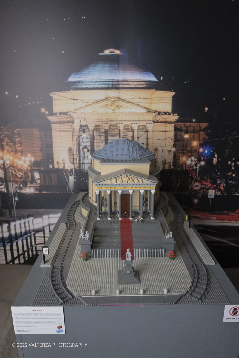 _DSF8940.jpg - 28/10/2022. Torino. E' arrivata a Palazzo Barolo, nel cuore di Torino, Brick Art - L'arte dei mattoncini. Dal 29 ottobre al 29 gennaio, sarÃ  un'esposizione che Ã¨ un vero e proprio inno alla gioia e al colore, ideata da Next Exhibition. Nella foto la Chiesa della Gran Madre