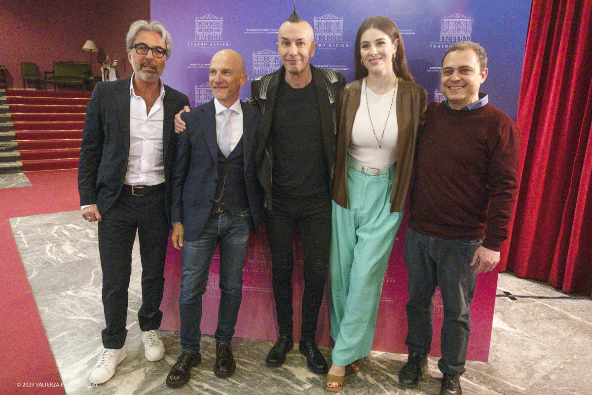 _DSF3061.jpg - 03/05/2923. Torino. La nuova direzione del Teatro Alfieri ha scelto di partire con il botto per presentare la nuova stagione, e lo fÃ  con il cast Arturo Brachetti e Diana del Bufalo. Nella foto i relatori della conferenza stampa di presentazione: Arturo Brachetti protagonista narratore, e regista, Diana Del Bufalo la protagonista Sally Bowles, Fabrizio Di Fiore titolare della Fabrizio Di Fiore Entertainment, nuova proprietÃ  dei teatri Alfieri e Gioiello; Luciano Cannito regista, Giovanni Maria Lori direttore musicale