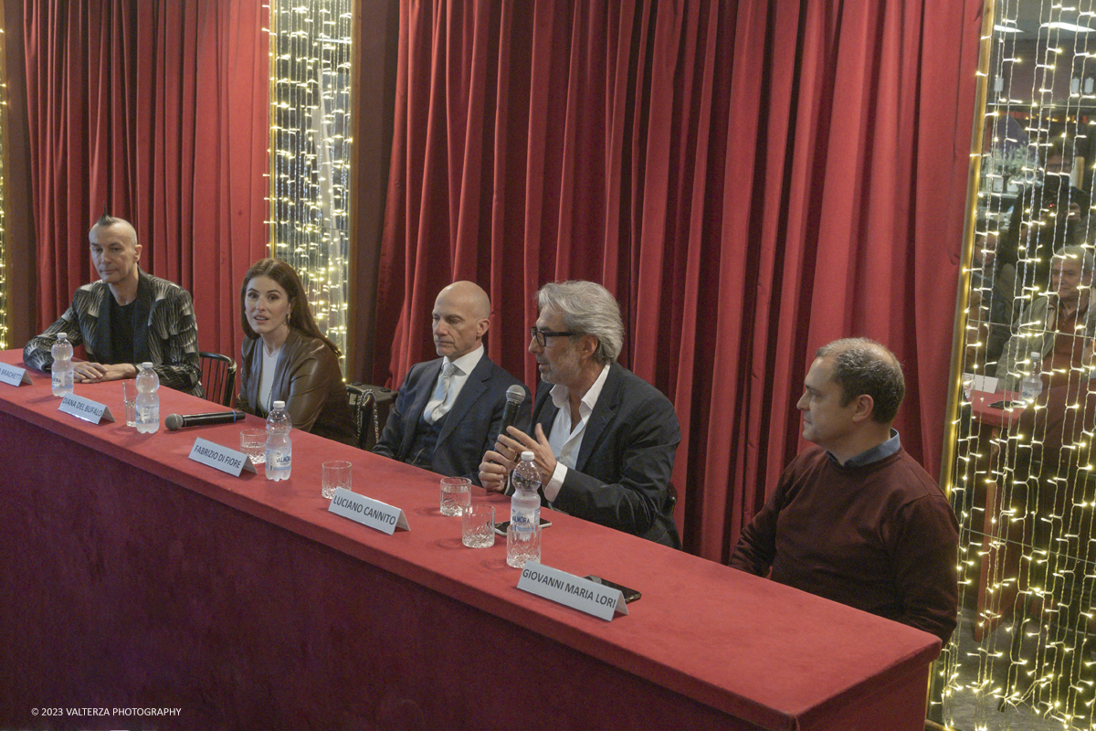 _DSF3160.jpg - 03/05/2923. Torino. La nuova direzione del Teatro Alfieri ha scelto di partire con il botto per presentare la nuova stagione, e lo fÃ  con il cast Arturo Brachetti e Diana del Bufalo. Nella foto i relatori della conferenza stampa di presentazione: Arturo Brachetti protagonista narratore, e regista, Diana Del Bufalo la protagonista Sally Bowles, Fabrizio Di Fiore titolare della Fabrizio Di Fiore Entertainment, nuova proprietÃ  dei teatri Alfieri e Gioiello; Luciano Cannito regista, Giovanni Maria Lori direttore musicale