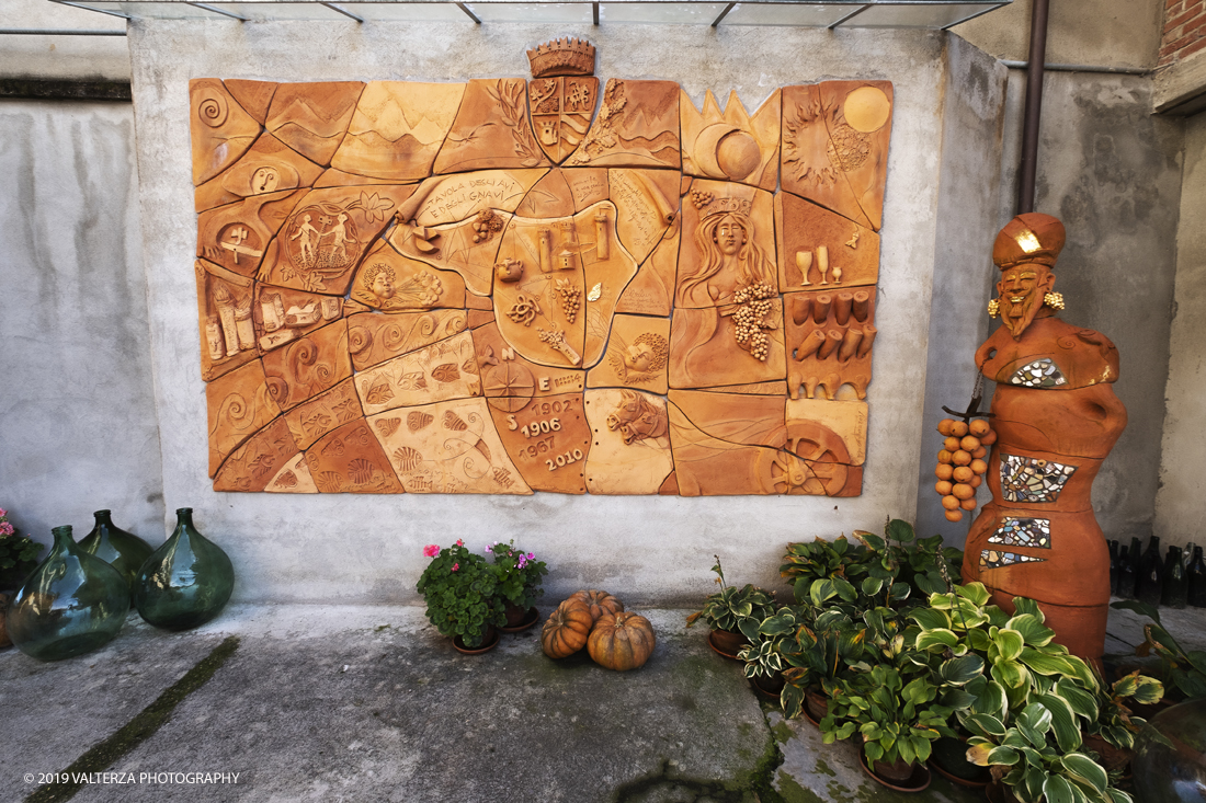 _DSF3178.jpg - 04/11/2019. Romano Canavese. Le cantine Gnavi presentano, nel fascinoso ristorante Liberty Le Jardin Fleuri,il nuovo Vermouth creato con base di Vino Erbaluce di Caluso il nuovo Vermouth "" Don Guglielmo" Nella foto all'ingresso delle cantine Gnavi a Caluso, l'opera in terracotta ranconta la storia e la genealogia della famiglia