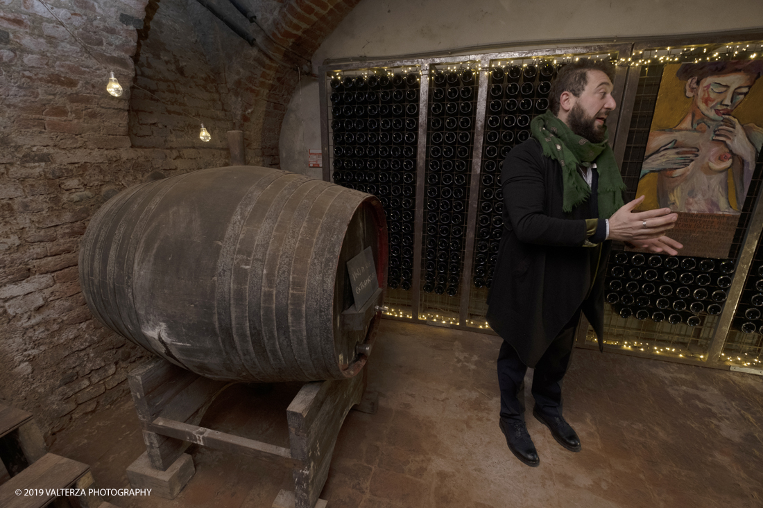 _DSF3291.jpg - 04/11/2019. Romano Canavese. Le cantine Gnavi presentano, nel fascinoso ristorante Liberty Le Jardin Fleuri,il nuovo Vermouth creato con base di Vino Erbaluce di Caluso il nuovo Vermouth "" Don Guglielmo" Nella foto Giorgio Gnavi illustra ai rappresentanti dei media intervenuti i processi di lavorazione delle Cantine Gnavi.