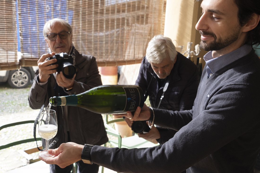 _DSF3337.jpg - 04/11/2019. Romano Canavese. Le cantine Gnavi presentano, nel fascinoso ristorante Liberty Le Jardin Fleuri,il nuovo Vermouth creato con base di Vino Erbaluce di Caluso il nuovo Vermouth "" Don Guglielmo" Nella foto in preparazione del "tasting" del nuovo vermouth una sessione di wine tasting in cascina.