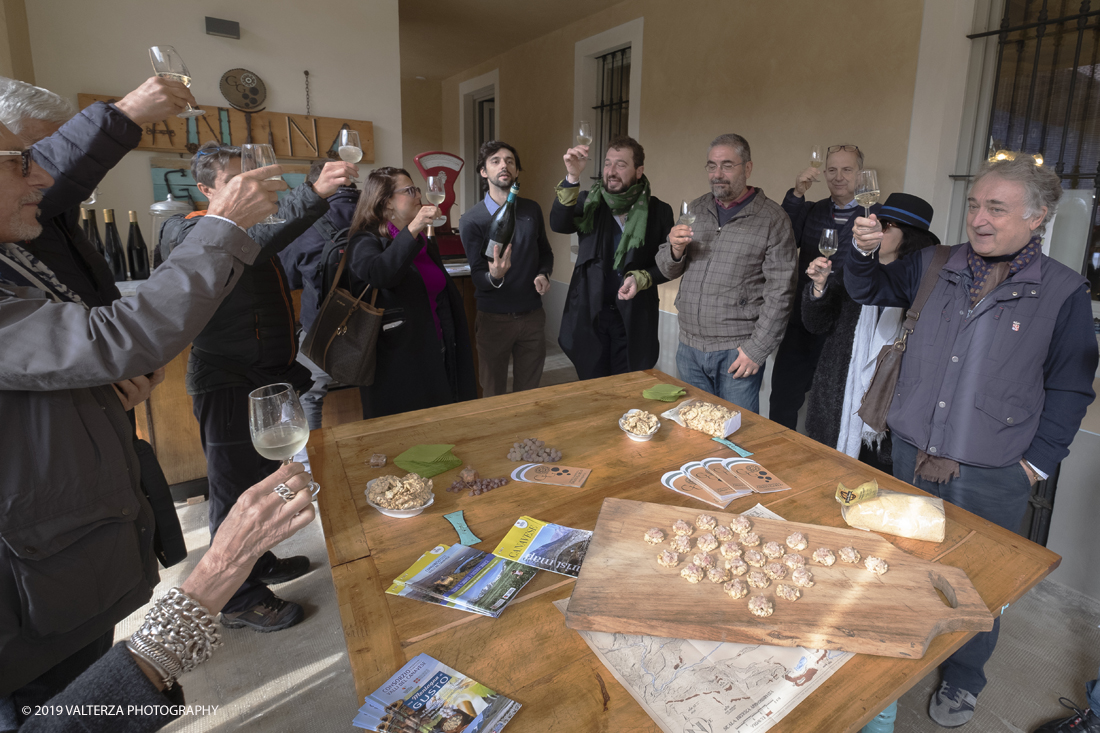 _DSF3361.jpg - 04/11/2019. Romano Canavese. Le cantine Gnavi presentano, nel fascinoso ristorante Liberty Le Jardin Fleuri,il nuovo Vermouth creato con base di Vino Erbaluce di Caluso il nuovo Vermouth "" Don Guglielmo" Nella foto in preparazione del "tasting" del nuovo vermouth una sessione di wine tasting in cascina.