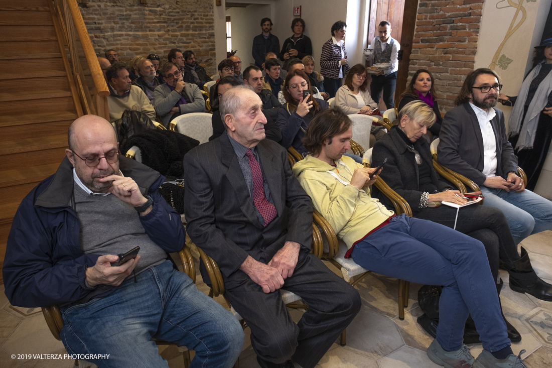 _DSF3422.jpg - 04/11/2019. Romano Canavese. Le cantine Gnavi presentano, nel fascinoso ristorante Liberty Le Jardin Fleuri,il nuovo Vermouth creato con base di Vino Erbaluce di Caluso il nuovo Vermouth "" Don Guglielmo" Nella foto un momento della presentazione del nuovo vermouth "Don Gugliemo"