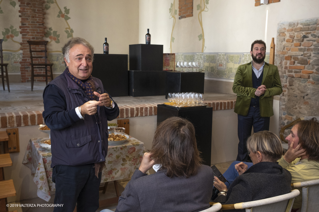 _DSF3438.jpg - 04/11/2019. Romano Canavese. Le cantine Gnavi presentano, nel fascinoso ristorante Liberty Le Jardin Fleuri,il nuovo Vermouth creato con base di Vino Erbaluce di Caluso il nuovo Vermouth "" Don Guglielmo" Nella foto un momento della presentazione del nuovo vermouth "Don Gugliemo", l'intervento di Alessandro Felis Giornalista e critico enogastronomico creatore ed organizzatore dell'evento.