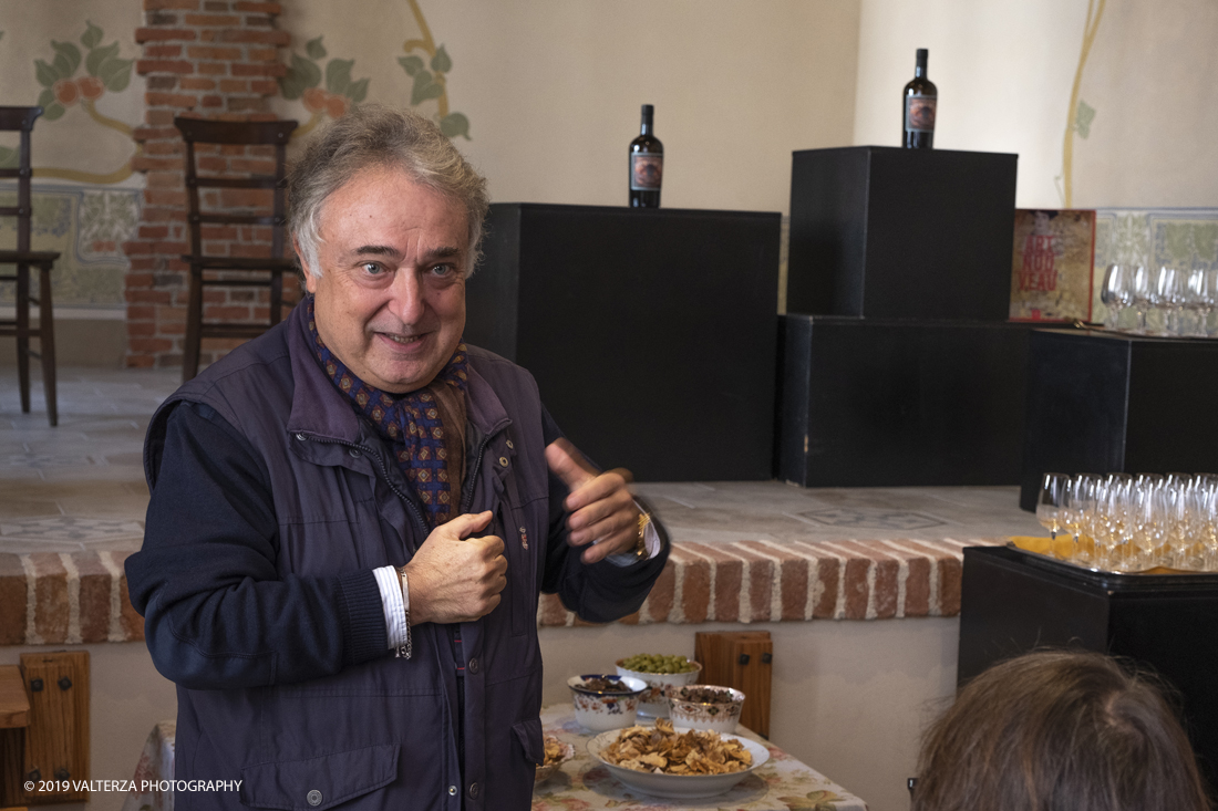 _DSF3446.jpg - 04/11/2019. Romano Canavese. Le cantine Gnavi presentano, nel fascinoso ristorante Liberty Le Jardin Fleuri,il nuovo Vermouth creato con base di Vino Erbaluce di Caluso il nuovo Vermouth "" Don Guglielmo" Nella foto un momento della presentazione del nuovo vermouth "Don Gugliemo", l'intervento di Alessandro Felis Giornalista e critico enogastronomico creatore ed organizzatore dell'evento.