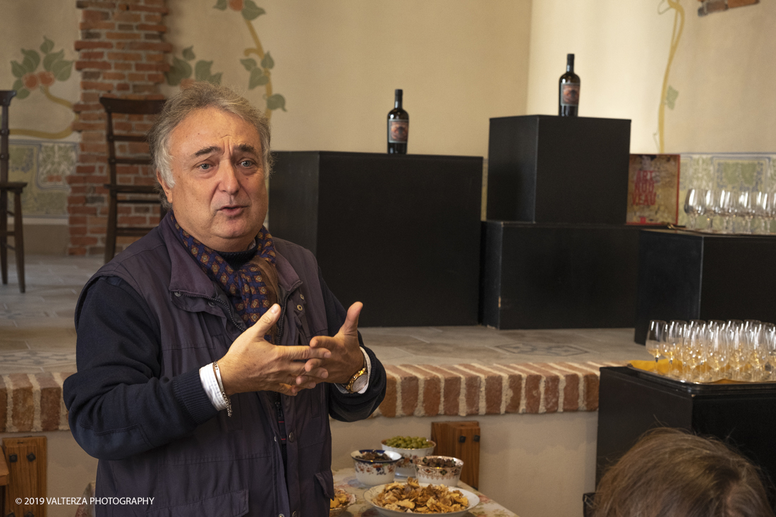 _DSF3448.jpg - 04/11/2019. Romano Canavese. Le cantine Gnavi presentano, nel fascinoso ristorante Liberty Le Jardin Fleuri,il nuovo Vermouth creato con base di Vino Erbaluce di Caluso il nuovo Vermouth "" Don Guglielmo" Nella foto un momento della presentazione del nuovo vermouth "Don Gugliemo", l'intervento di Alessandro Felis Giornalista e critico enogastronomico creatore ed organizzatore dell'evento.