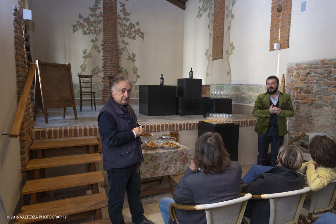 _DSF3458.jpg - 04/11/2019. Romano Canavese. Le cantine Gnavi presentano, nel fascinoso ristorante Liberty Le Jardin Fleuri,il nuovo Vermouth creato con base di Vino Erbaluce di Caluso il nuovo Vermouth "" Don Guglielmo" Nella foto un momento della presentazione del nuovo vermouth "Don Gugliemo", l'intervento di Alessandro Felis giornalista e critico enogastronomico creatore ed organizzatore dell'evento.