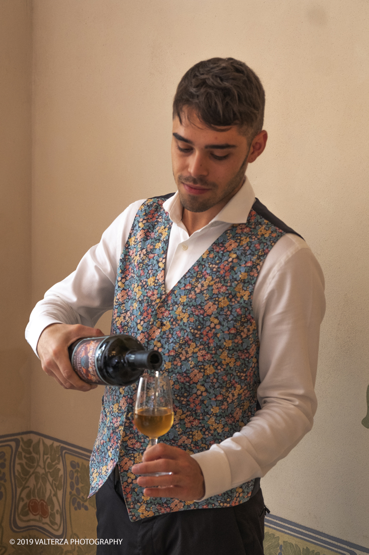 _DSF3478.jpg - 04/11/2019. Romano Canavese. Le cantine Gnavi presentano, nel fascinoso ristorante Liberty Le Jardin Fleuri,il nuovo Vermouth creato con base di Vino Erbaluce di Caluso il nuovo Vermouth "" Don Guglielmo" Nella foto la mescita per il tasting dei rappresentatni dei media.