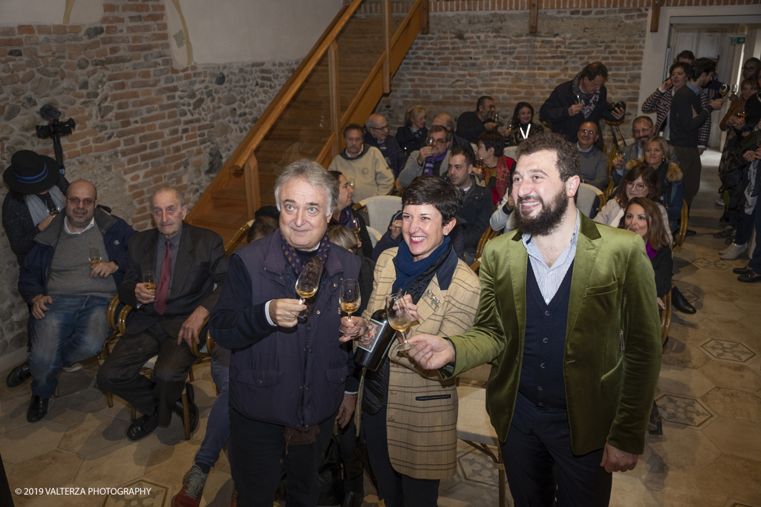 _DSF3524.jpg - 04/11/2019. Romano Canavese. Le cantine Gnavi presentano, nel fascinoso ristorante Liberty Le Jardin Fleuri,il nuovo Vermouth creato con base di Vino Erbaluce di Caluso il nuovo Vermouth "" Don Guglielmo" Nella foto il mpomento del tasting da parte di Giorgio Gnavi, Caterina Andorno e Alessandro Felis.