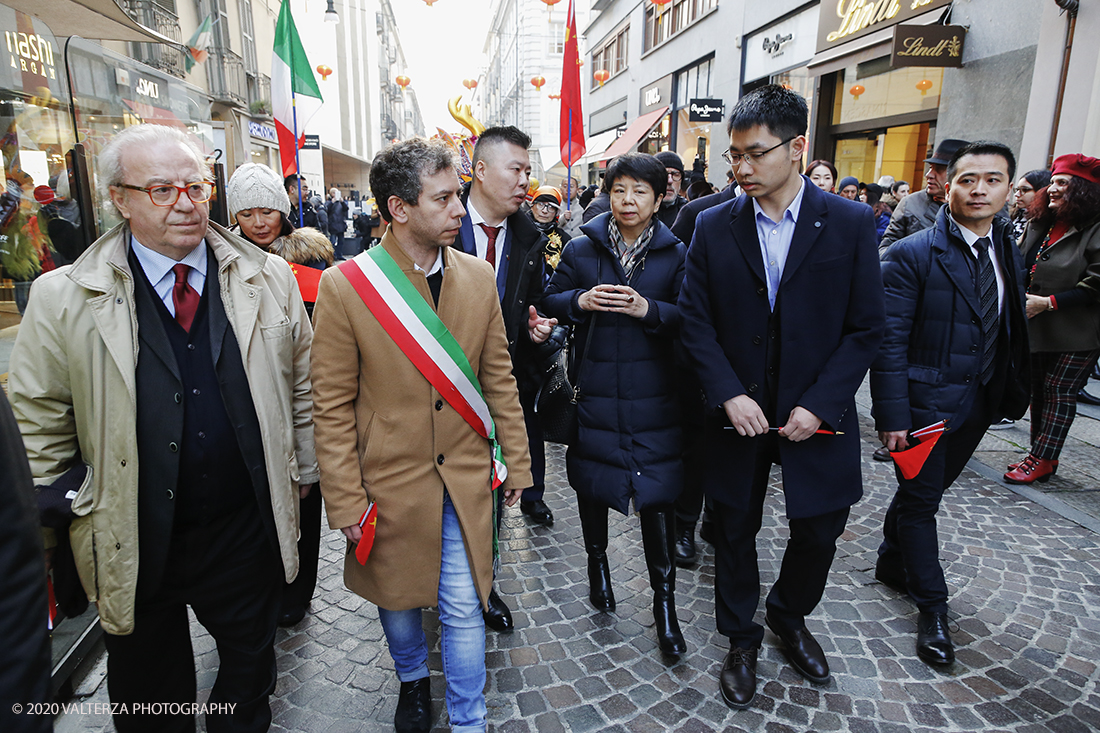 _X9B0613.jpg - 24/01/2020. Torino. Torino festeggia il Capodanno Cinese. Le 10 associazioni che riuniscono la comunitÃ  cinese di Torino hanno organizzato dal 24 al 26 gennaio un ricco programma di appuntamenti ed eventi per celebrare la festa piÃ¹ importante nel paese del Dragone. Nella foto la parata di apertura del capodanno cinese e danza beneaugurale del drago e del leone.