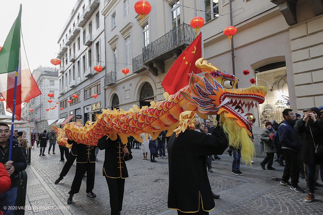 _X9B0648.jpg - 24/01/2020. Torino. Torino festeggia il Capodanno Cinese. Le 10 associazioni che riuniscono la comunitÃ  cinese di Torino hanno organizzato dal 24 al 26 gennaio un ricco programma di appuntamenti ed eventi per celebrare la festa piÃ¹ importante nel paese del Dragone. Nella foto la parata di apertura del capodanno cinese e danza beneaugurale del drago e del leone.