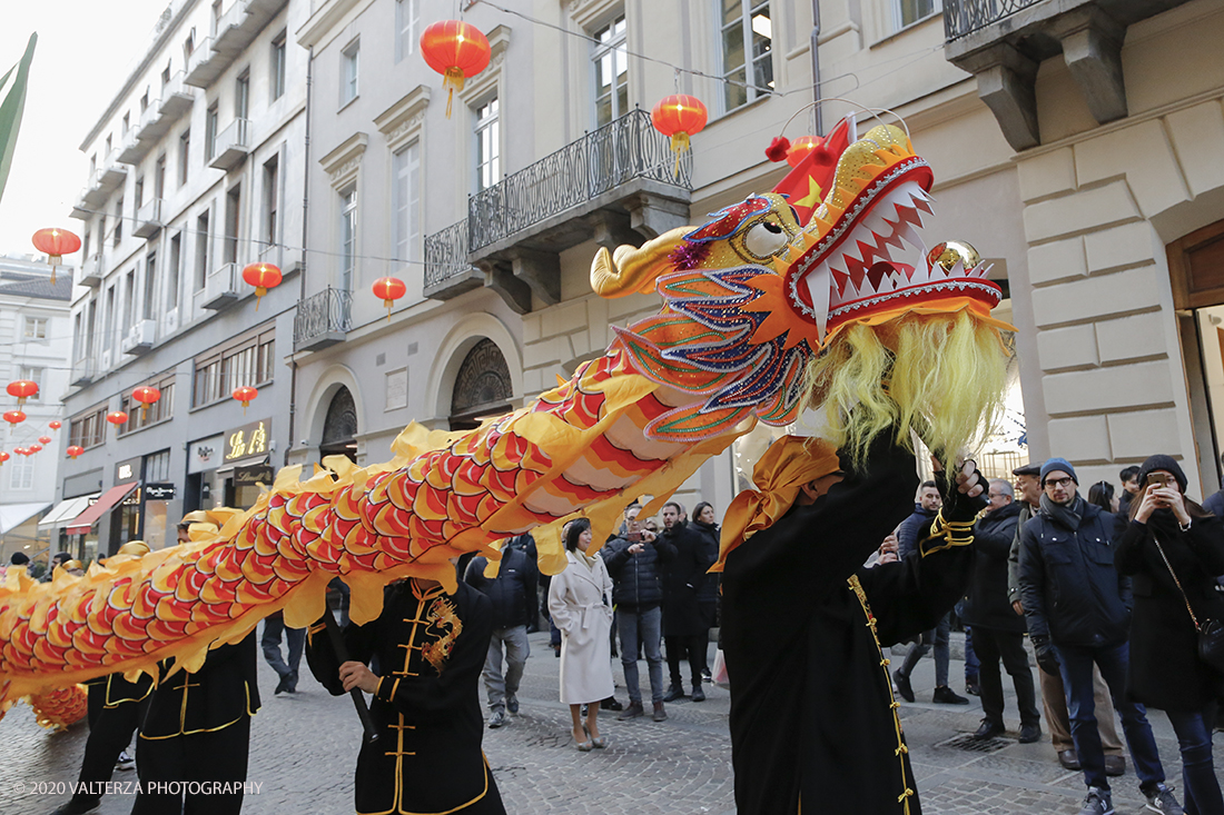 _X9B0654.jpg - 24/01/2020. Torino. Torino festeggia il Capodanno Cinese. Le 10 associazioni che riuniscono la comunitÃ  cinese di Torino hanno organizzato dal 24 al 26 gennaio un ricco programma di appuntamenti ed eventi per celebrare la festa piÃ¹ importante nel paese del Dragone. Nella foto la parata di apertura del capodanno cinese e danza beneaugurale del drago e del leone.