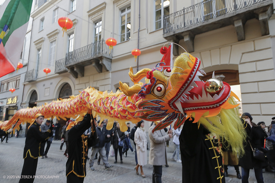 _X9B0656.jpg - 24/01/2020. Torino. Torino festeggia il Capodanno Cinese. Le 10 associazioni che riuniscono la comunitÃ  cinese di Torino hanno organizzato dal 24 al 26 gennaio un ricco programma di appuntamenti ed eventi per celebrare la festa piÃ¹ importante nel paese del Dragone. Nella foto la parata di apertura del capodanno cinese e danza beneaugurale del drago e del leone.