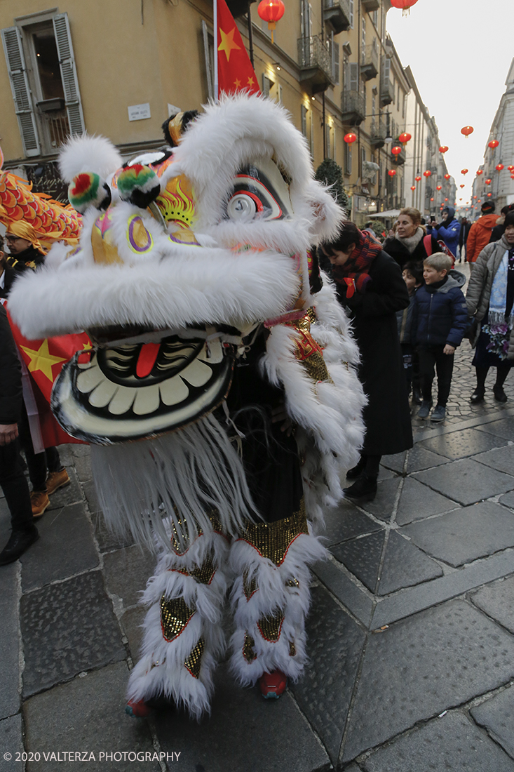 _X9B0662.jpg - 24/01/2020. Torino. Torino festeggia il Capodanno Cinese. Le 10 associazioni che riuniscono la comunitÃ  cinese di Torino hanno organizzato dal 24 al 26 gennaio un ricco programma di appuntamenti ed eventi per celebrare la festa piÃ¹ importante nel paese del Dragone. Nella foto la parata di apertura del capodanno cinese e danza beneaugurale del drago e del leone.