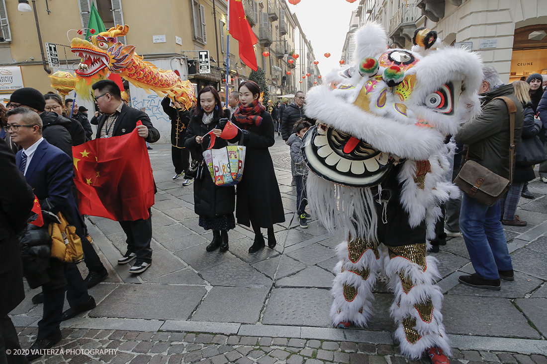 _X9B0667.jpg - 24/01/2020. Torino. Torino festeggia il Capodanno Cinese. Le 10 associazioni che riuniscono la comunitÃ  cinese di Torino hanno organizzato dal 24 al 26 gennaio un ricco programma di appuntamenti ed eventi per celebrare la festa piÃ¹ importante nel paese del Dragone. Nella foto la parata di apertura del capodanno cinese e danza beneaugurale del drago e del leone.