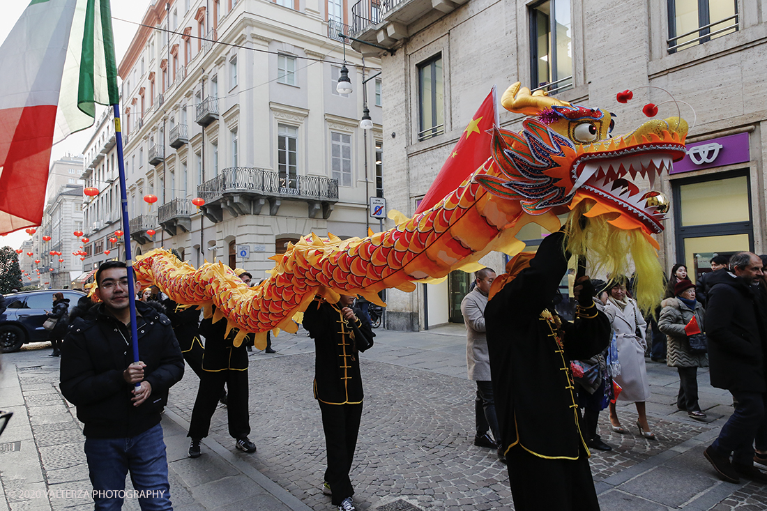 _X9B0678.jpg - 24/01/2020. Torino. Torino festeggia il Capodanno Cinese. Le 10 associazioni che riuniscono la comunitÃ  cinese di Torino hanno organizzato dal 24 al 26 gennaio un ricco programma di appuntamenti ed eventi per celebrare la festa piÃ¹ importante nel paese del Dragone. Nella foto la parata di apertura del capodanno cinese e danza beneaugurale del drago e del leone.