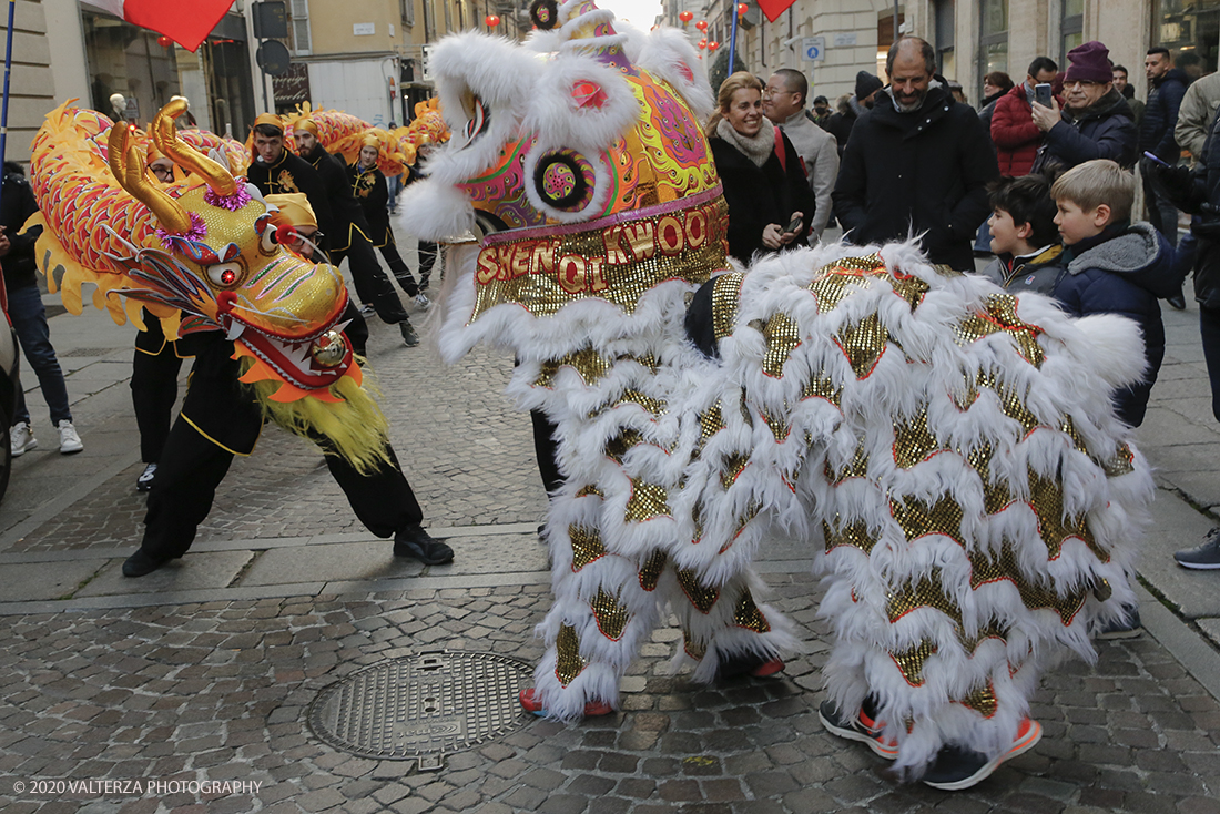 _X9B0694.jpg - 24/01/2020. Torino. Torino festeggia il Capodanno Cinese. Le 10 associazioni che riuniscono la comunitÃ  cinese di Torino hanno organizzato dal 24 al 26 gennaio un ricco programma di appuntamenti ed eventi per celebrare la festa piÃ¹ importante nel paese del Dragone. Nella foto la parata di apertura del capodanno cinese e danza beneaugurale del drago e del leone.