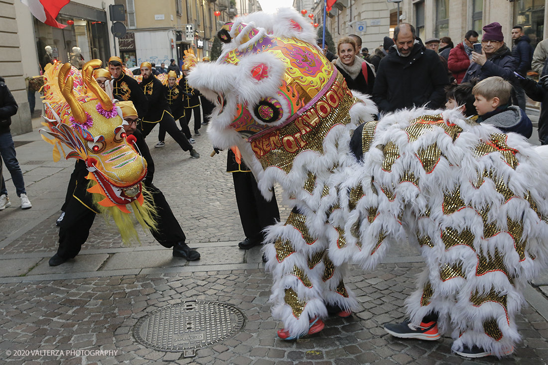 _X9B0695.jpg - 24/01/2020. Torino. Torino festeggia il Capodanno Cinese. Le 10 associazioni che riuniscono la comunitÃ  cinese di Torino hanno organizzato dal 24 al 26 gennaio un ricco programma di appuntamenti ed eventi per celebrare la festa piÃ¹ importante nel paese del Dragone. Nella foto la parata di apertura del capodanno cinese e danza beneaugurale del drago e del leone.