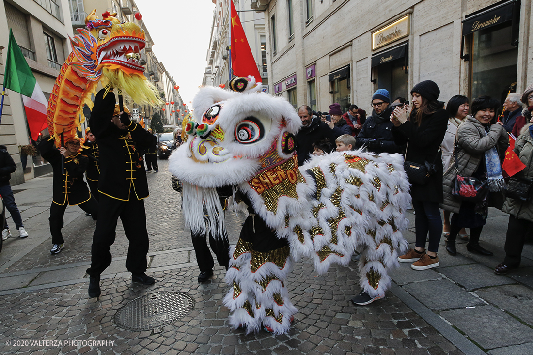 _X9B0701.jpg - 24/01/2020. Torino. Torino festeggia il Capodanno Cinese. Le 10 associazioni che riuniscono la comunitÃ  cinese di Torino hanno organizzato dal 24 al 26 gennaio un ricco programma di appuntamenti ed eventi per celebrare la festa piÃ¹ importante nel paese del Dragone. Nella foto la parata di apertura del capodanno cinese e danza beneaugurale del drago e del leone.