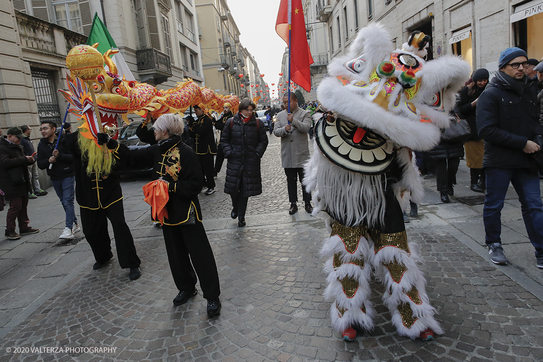 _X9B0709.jpg - 24/01/2020. Torino. Torino festeggia il Capodanno Cinese. Le 10 associazioni che riuniscono la comunitÃ  cinese di Torino hanno organizzato dal 24 al 26 gennaio un ricco programma di appuntamenti ed eventi per celebrare la festa piÃ¹ importante nel paese del Dragone. Nella foto la parata di apertura del capodanno cinese e danza beneaugurale del drago e del leone.