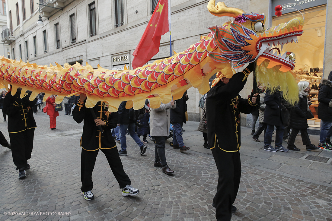 _X9B0727.jpg - 24/01/2020. Torino. Torino festeggia il Capodanno Cinese. Le 10 associazioni che riuniscono la comunitÃ  cinese di Torino hanno organizzato dal 24 al 26 gennaio un ricco programma di appuntamenti ed eventi per celebrare la festa piÃ¹ importante nel paese del Dragone. Nella foto la parata di apertura del capodanno cinese e danza beneaugurale del drago e del leone.