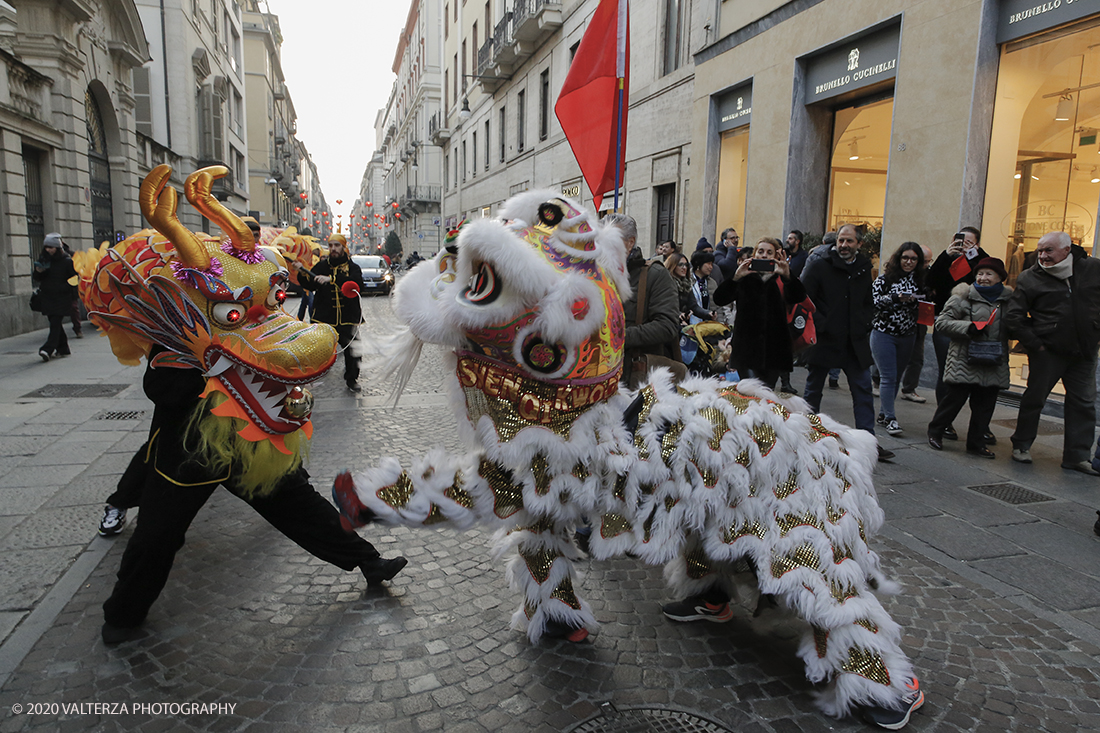 _X9B0736.jpg - 24/01/2020. Torino. Torino festeggia il Capodanno Cinese. Le 10 associazioni che riuniscono la comunitÃ  cinese di Torino hanno organizzato dal 24 al 26 gennaio un ricco programma di appuntamenti ed eventi per celebrare la festa piÃ¹ importante nel paese del Dragone. Nella foto la parata di apertura del capodanno cinese e danza beneaugurale del drago e del leone.