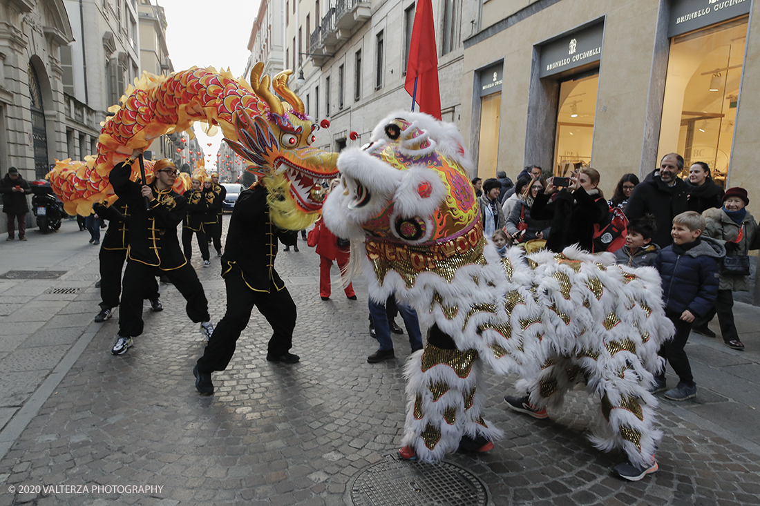 _X9B0742.jpg - 24/01/2020. Torino. Torino festeggia il Capodanno Cinese. Le 10 associazioni che riuniscono la comunitÃ  cinese di Torino hanno organizzato dal 24 al 26 gennaio un ricco programma di appuntamenti ed eventi per celebrare la festa piÃ¹ importante nel paese del Dragone. Nella foto la parata di apertura del capodanno cinese e danza beneaugurale del drago e del leone.