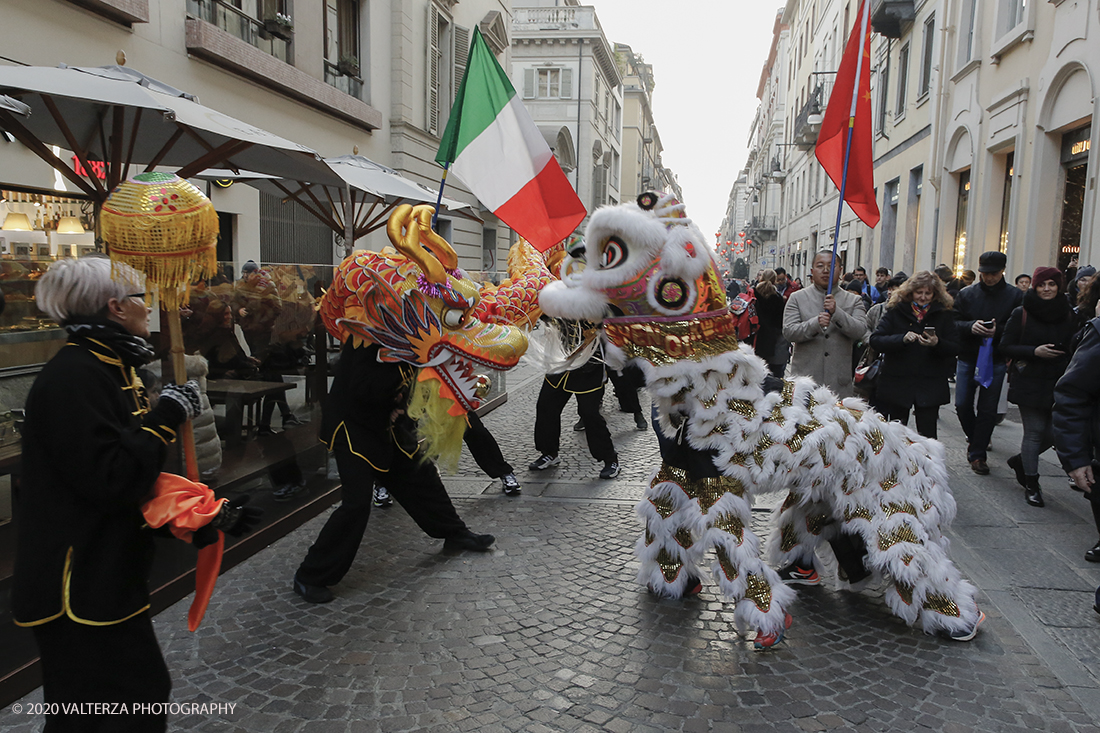 _X9B0750.jpg - 24/01/2020. Torino. Torino festeggia il Capodanno Cinese. Le 10 associazioni che riuniscono la comunitÃ  cinese di Torino hanno organizzato dal 24 al 26 gennaio un ricco programma di appuntamenti ed eventi per celebrare la festa piÃ¹ importante nel paese del Dragone. Nella foto la parata di apertura del capodanno cinese e danza beneaugurale del drago e del leone.